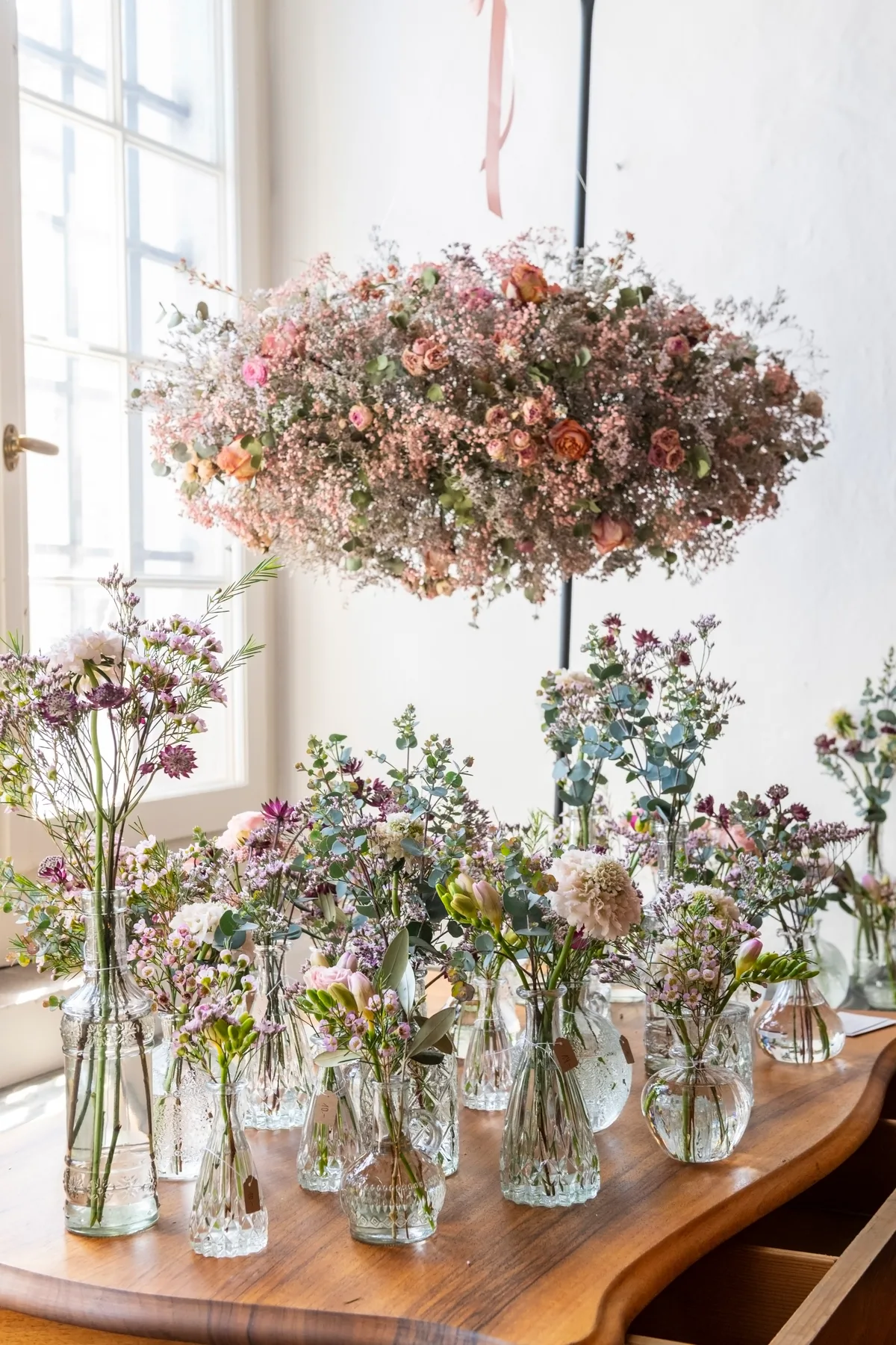 Ein eiförmiges Blumen-Ufo schwebt über einer filigranen Blütenwiese. Gekonnt inszeniert von Nordwind Interieur aus Sternenberg. Die 24. Ostereier-Ausstellung im Schloss Greifensee zog viele Besucher an.